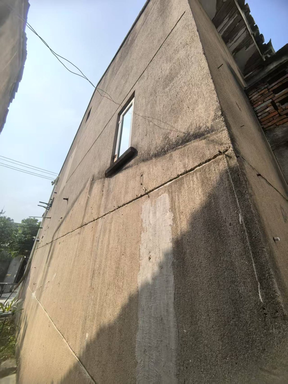 老旧外墙剥落